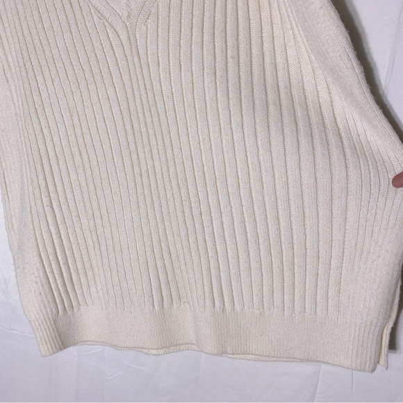 5/$25 Old Navy Oversized Cream Ribbed V Neck Sweater Vest M - Picture 8 of 14